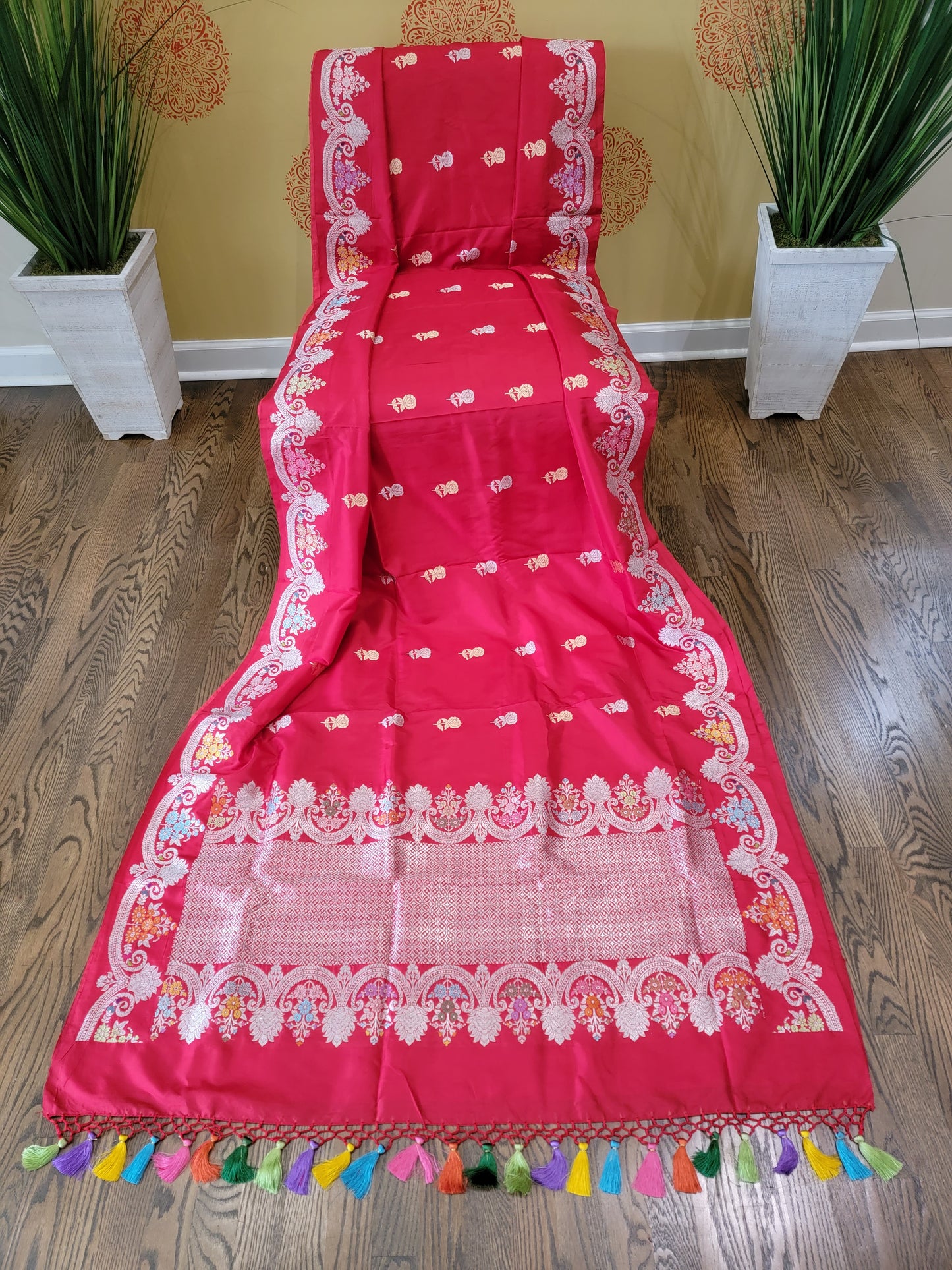 Scallop border Kaduwa butta Handwoven Banarasi Saree - Red