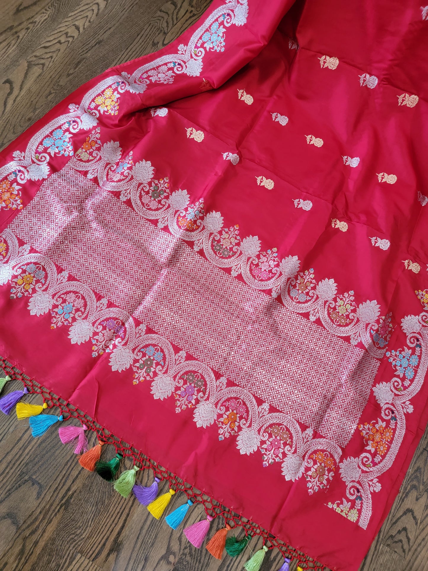 Scallop border Kaduwa butta Handwoven Banarasi Saree - Red