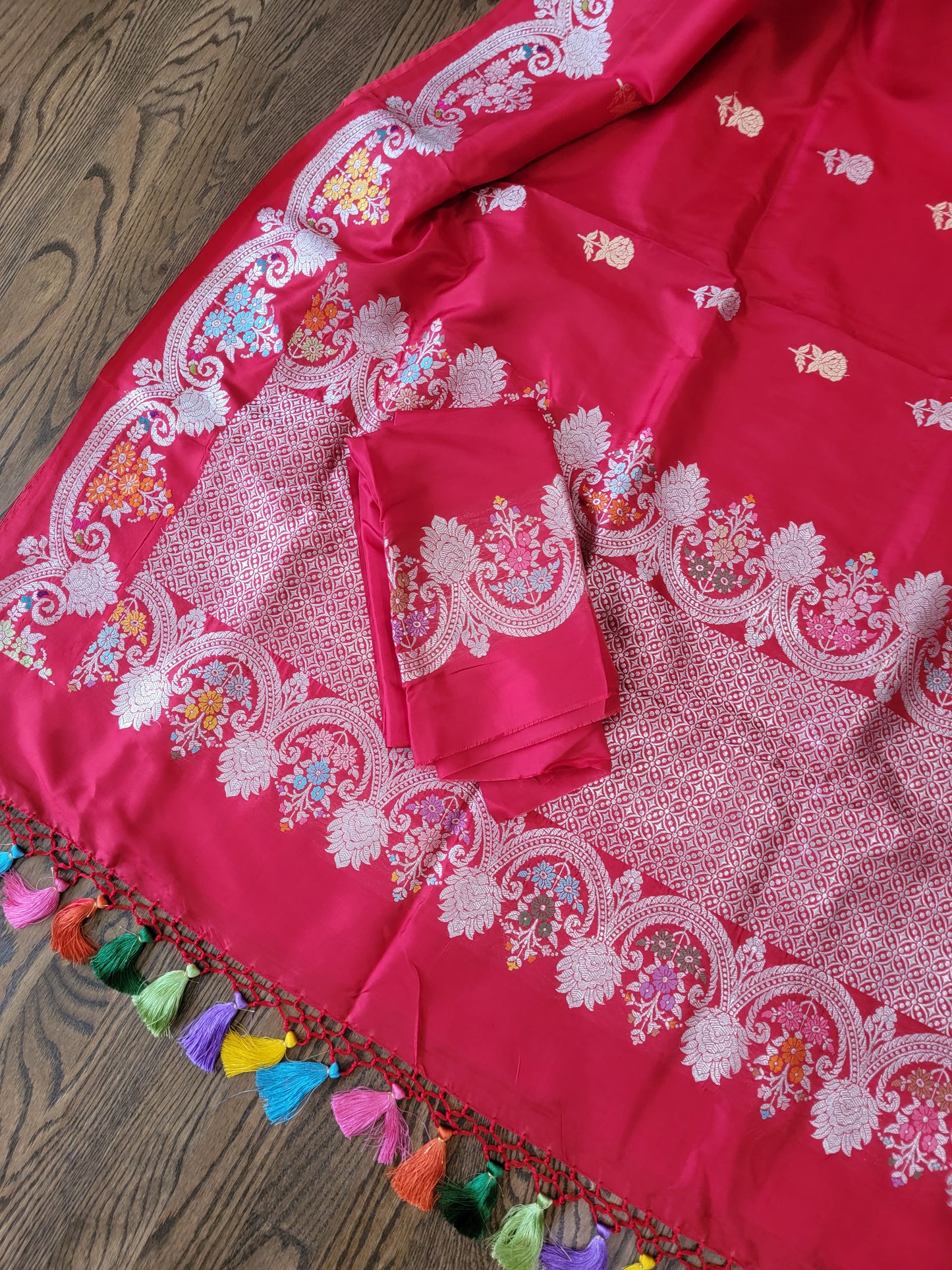 Scallop border Kaduwa butta Handwoven Banarasi Saree - Red