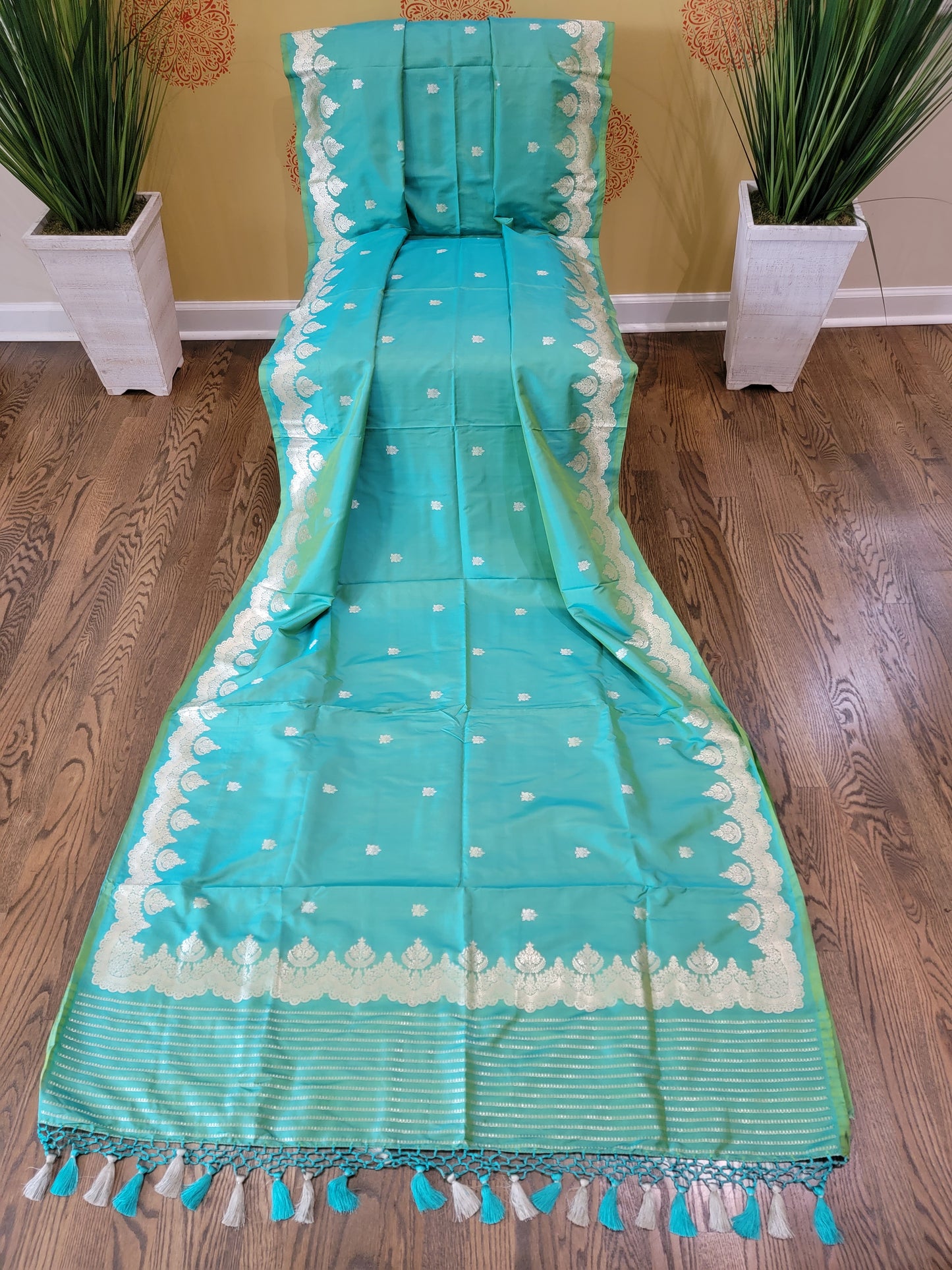 Scallop border Kaduwa butta Handwoven Banarasi Saree - turquoise green