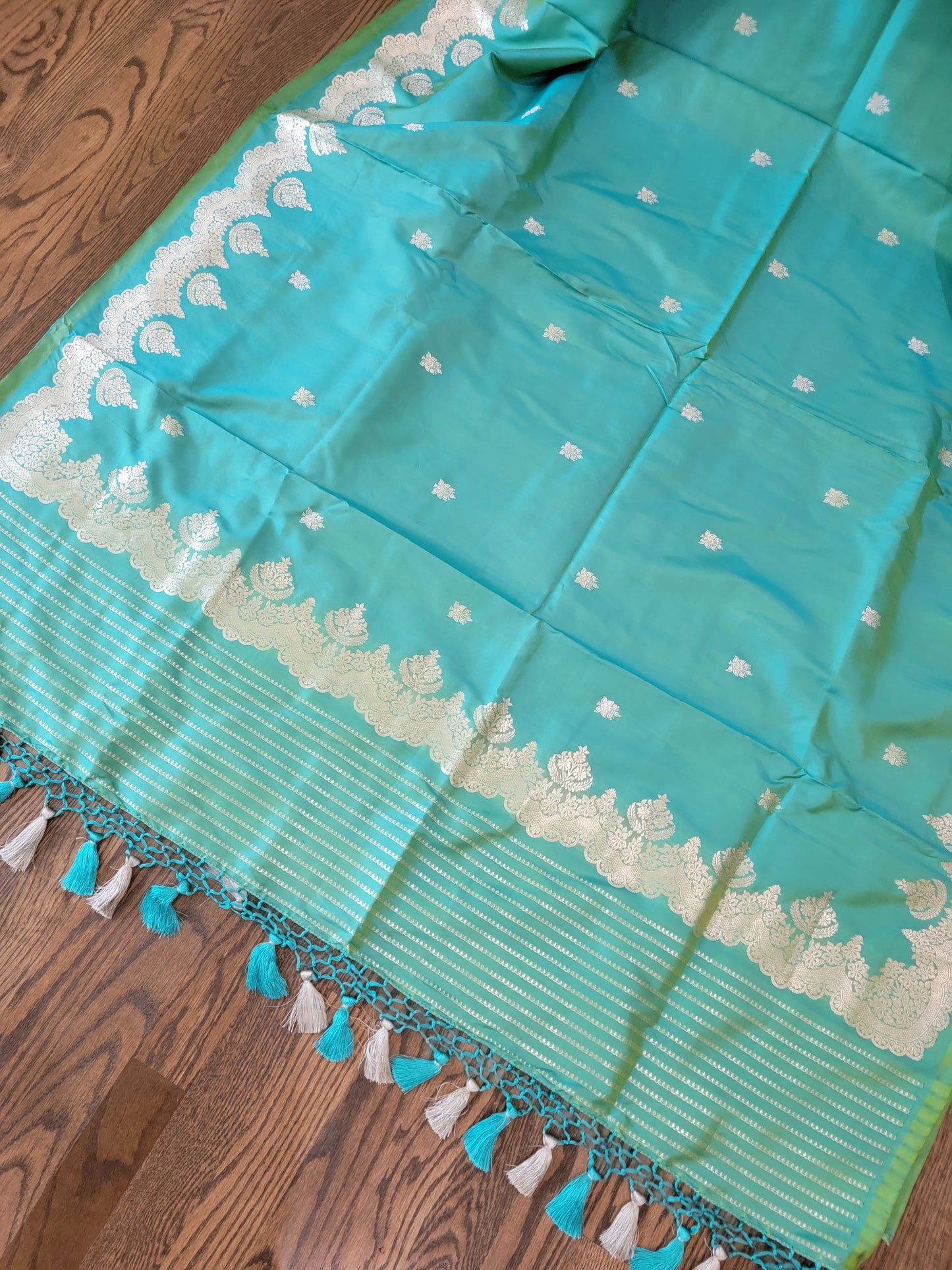Scallop border Kaduwa butta Handwoven Banarasi Saree - turquoise green