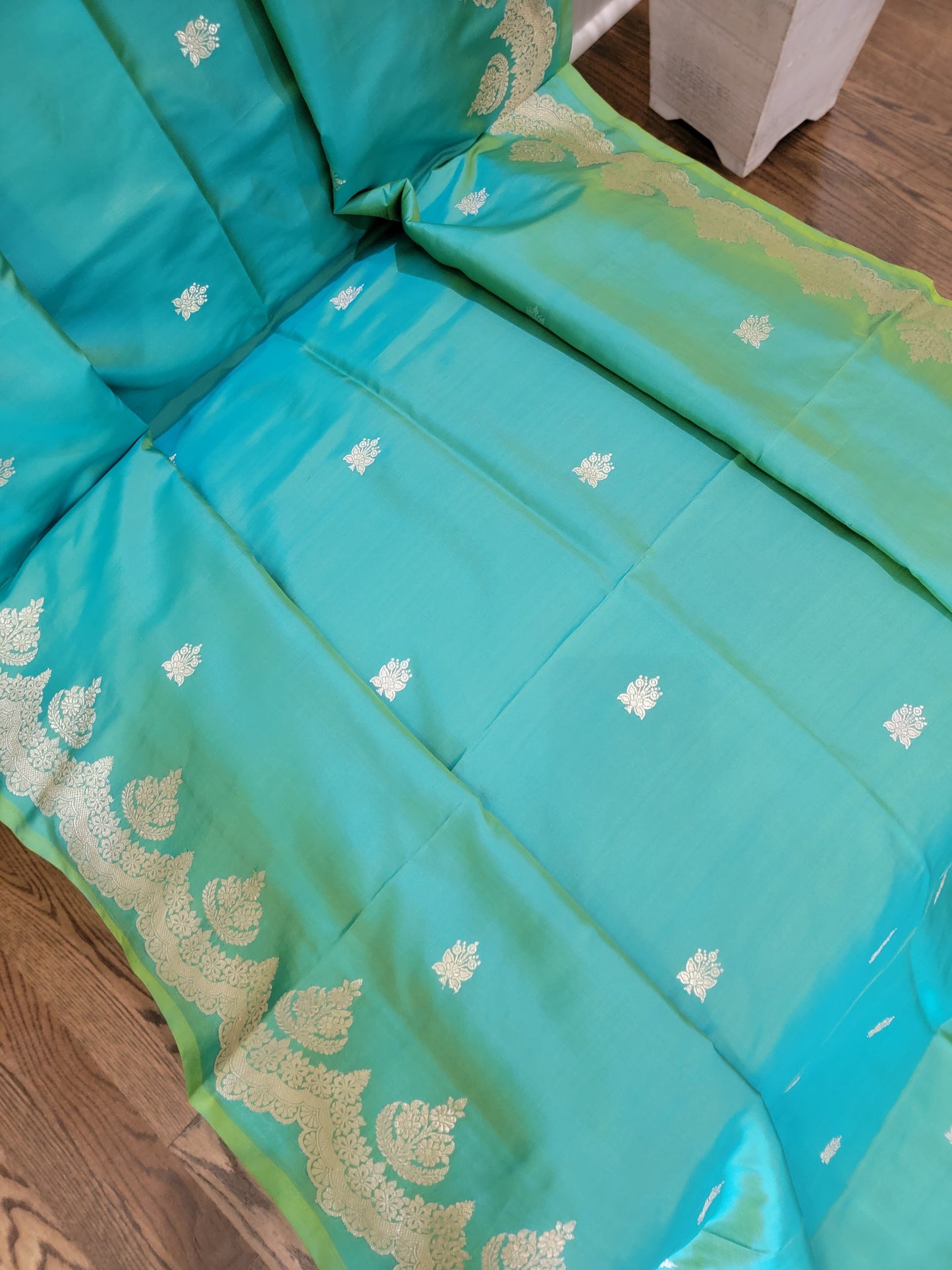 Scallop border Kaduwa butta Handwoven Banarasi Saree - turquoise green