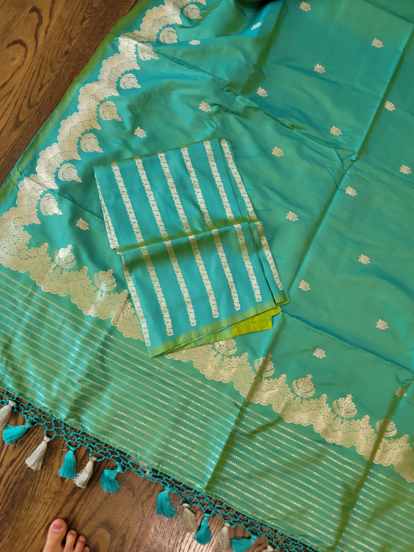 Scallop border Kaduwa butta Handwoven Banarasi Saree - turquoise green
