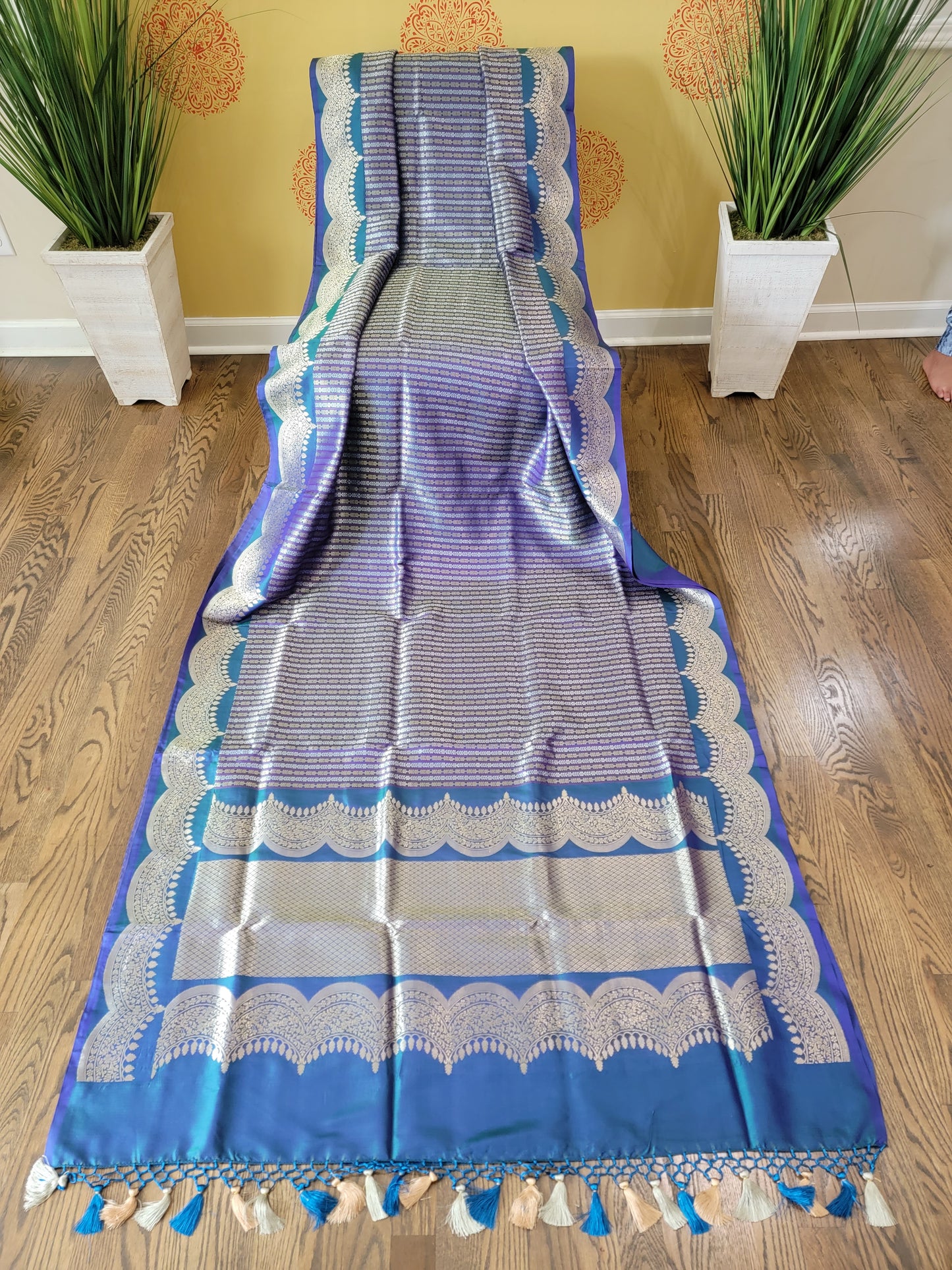 Scallop border Kaduwa butta Handwoven Banarasi Saree - saphire blue
