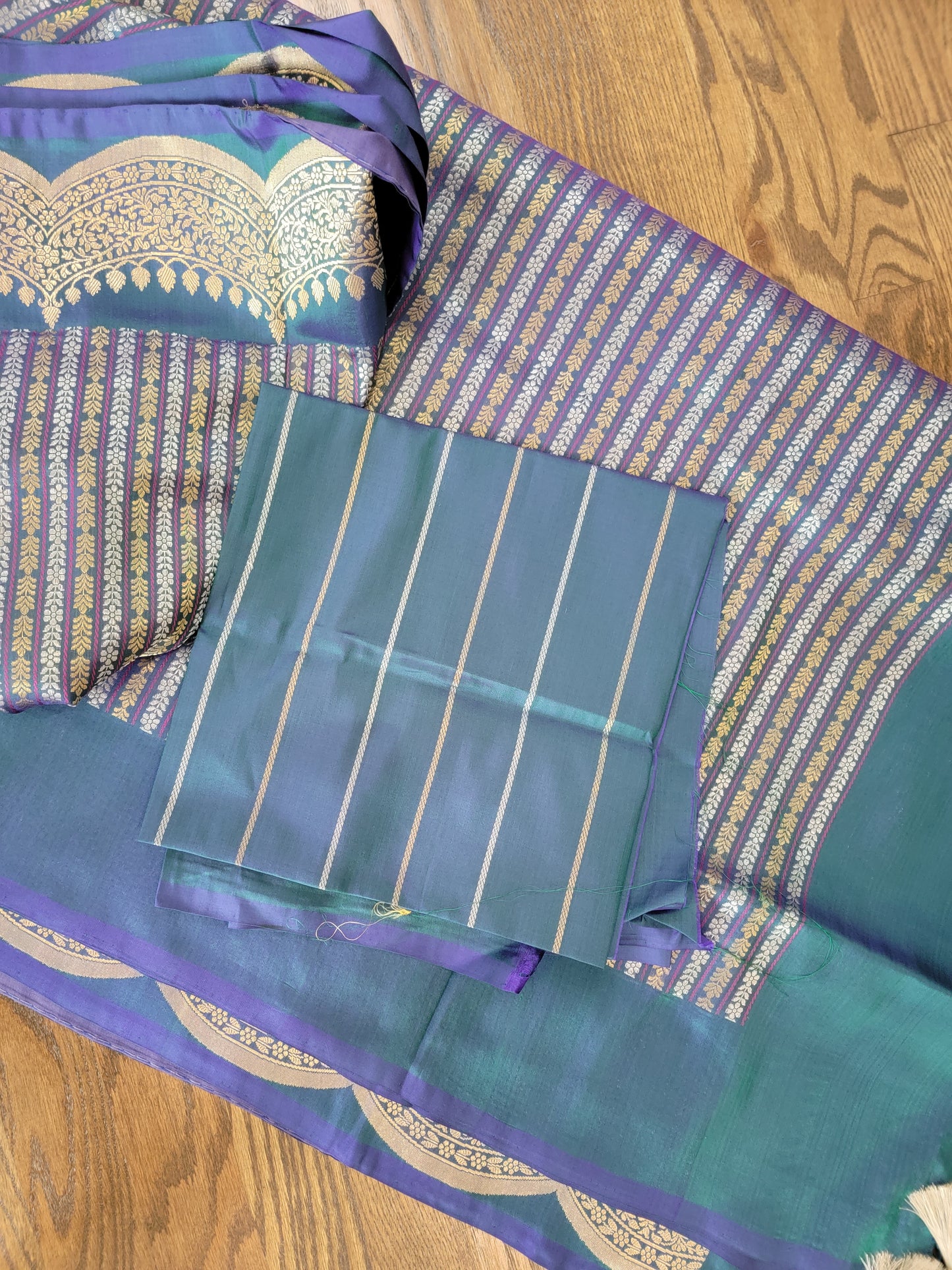 Scallop border Kaduwa butta Handwoven Banarasi Saree - saphire blue