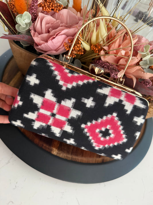 Telia Rumal Clutch with handle